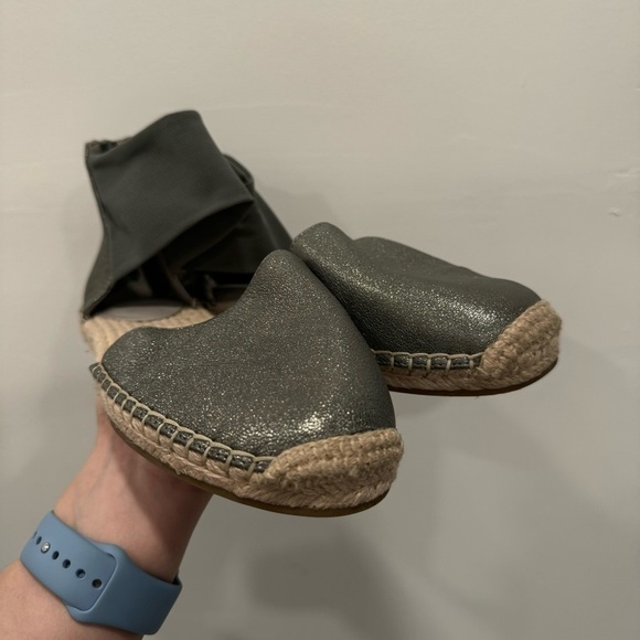 Eileen Fisher Coy Metallic Flat Espadrille Sandal Closed Round Toe Size 9 - Picture 4 of 7